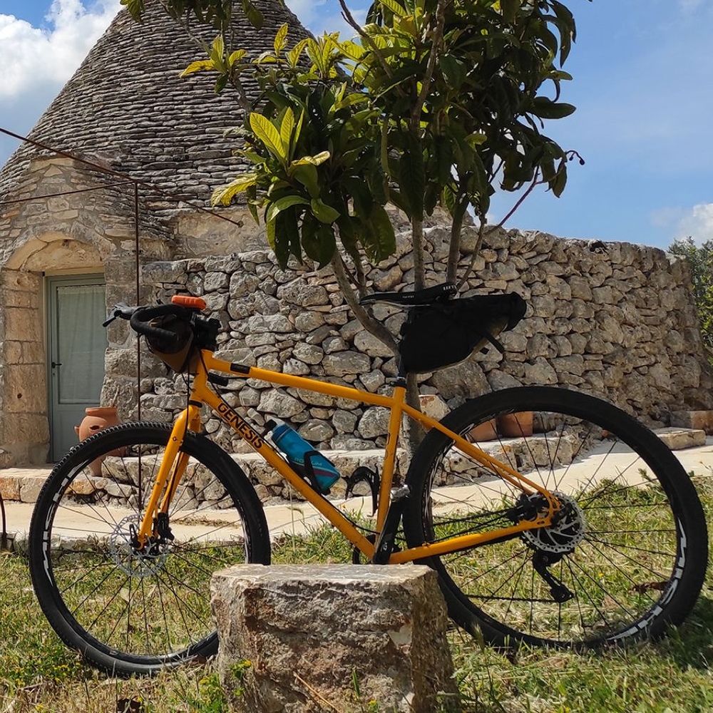 Una bici davanti al trullo