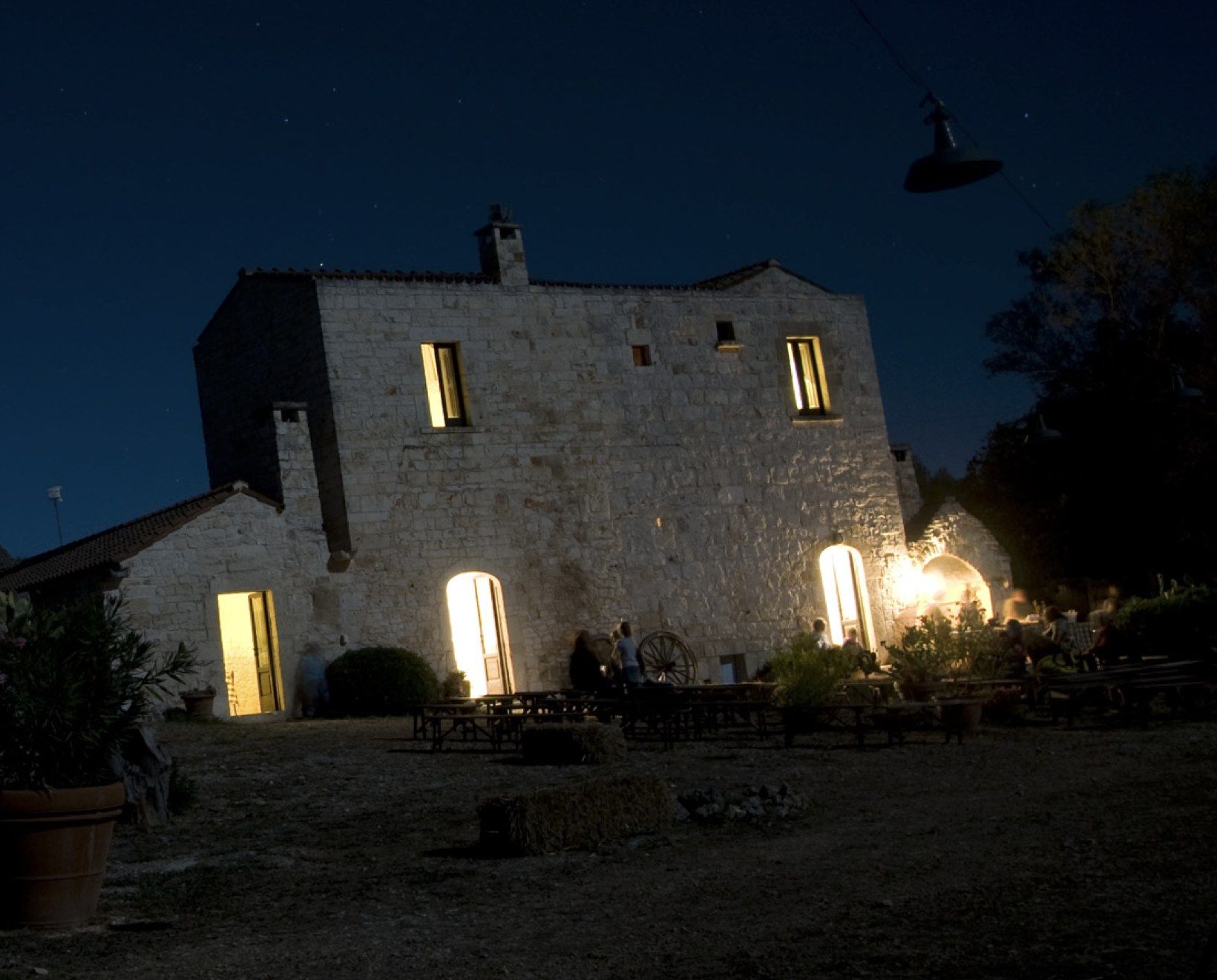 La masseria di notte, prima di una passeggiata al chiaro di luna
