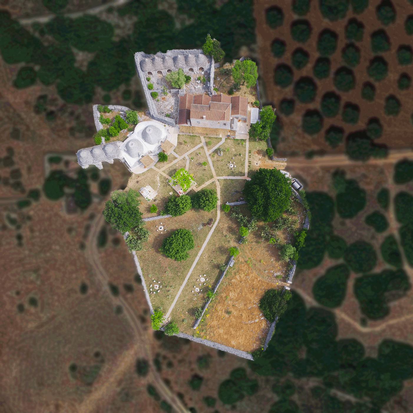 La corte a forma di cuore di Masseria Lojazzo, dall'alto