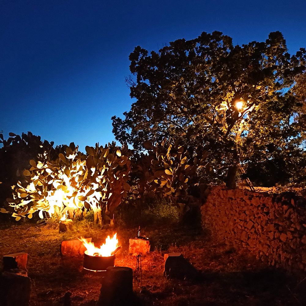 Il fuoco della sera, in un cerchio di pietre