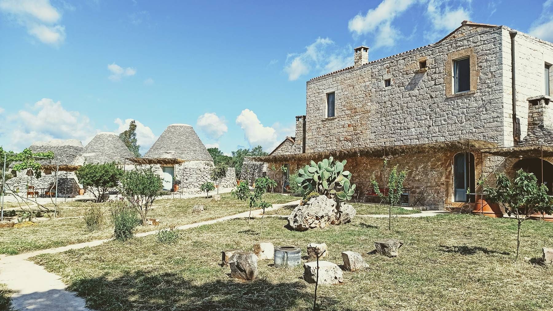I trulli e la masseria, dal prato