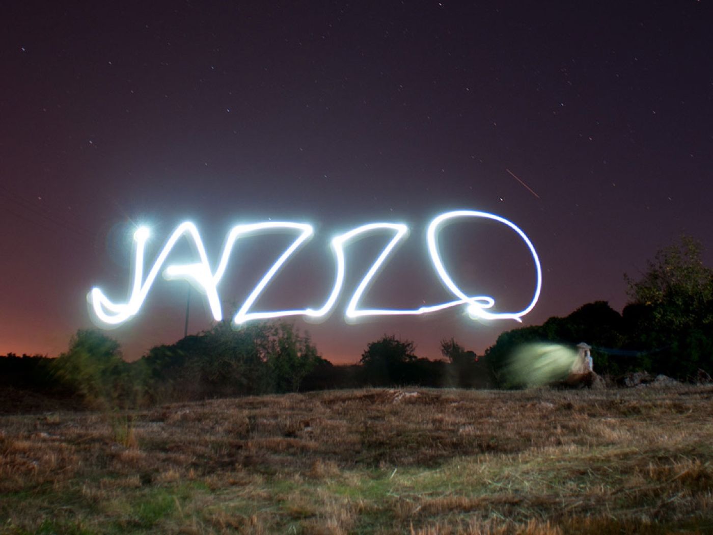 «Jazzo» scritto con la luce, sotto le stelle