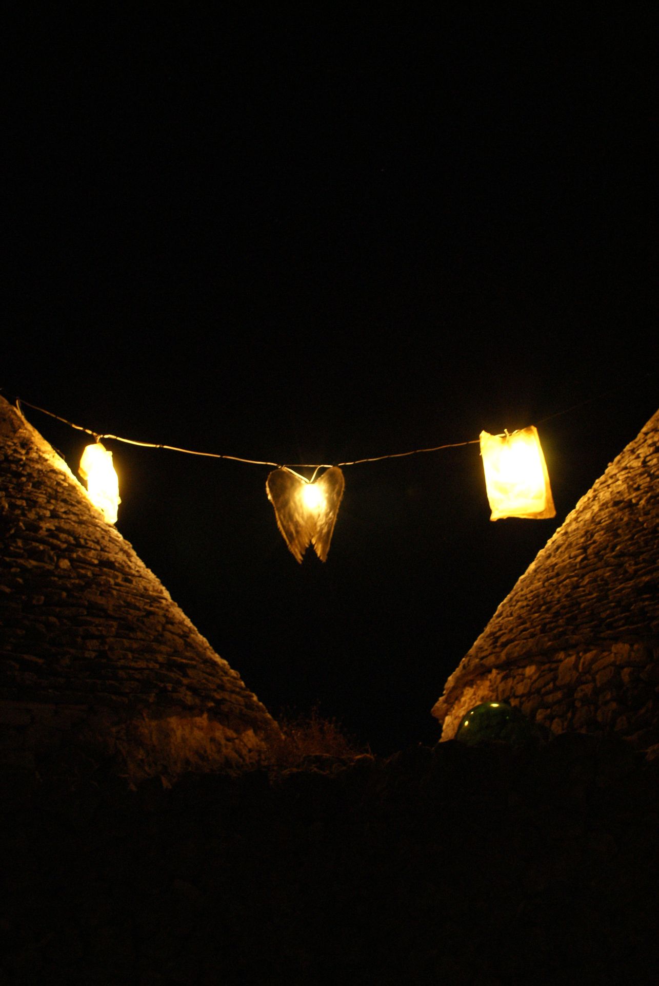 Luci appese tra i trulli, una sera di festival