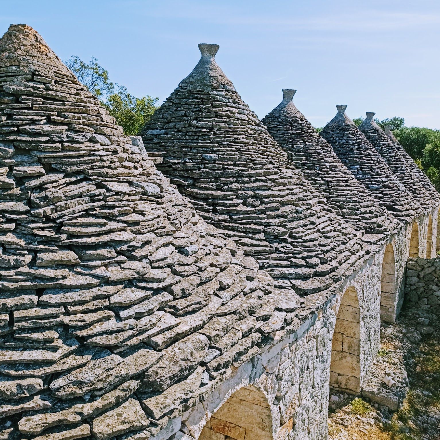 Le lastre di pietra a secco dei trulli