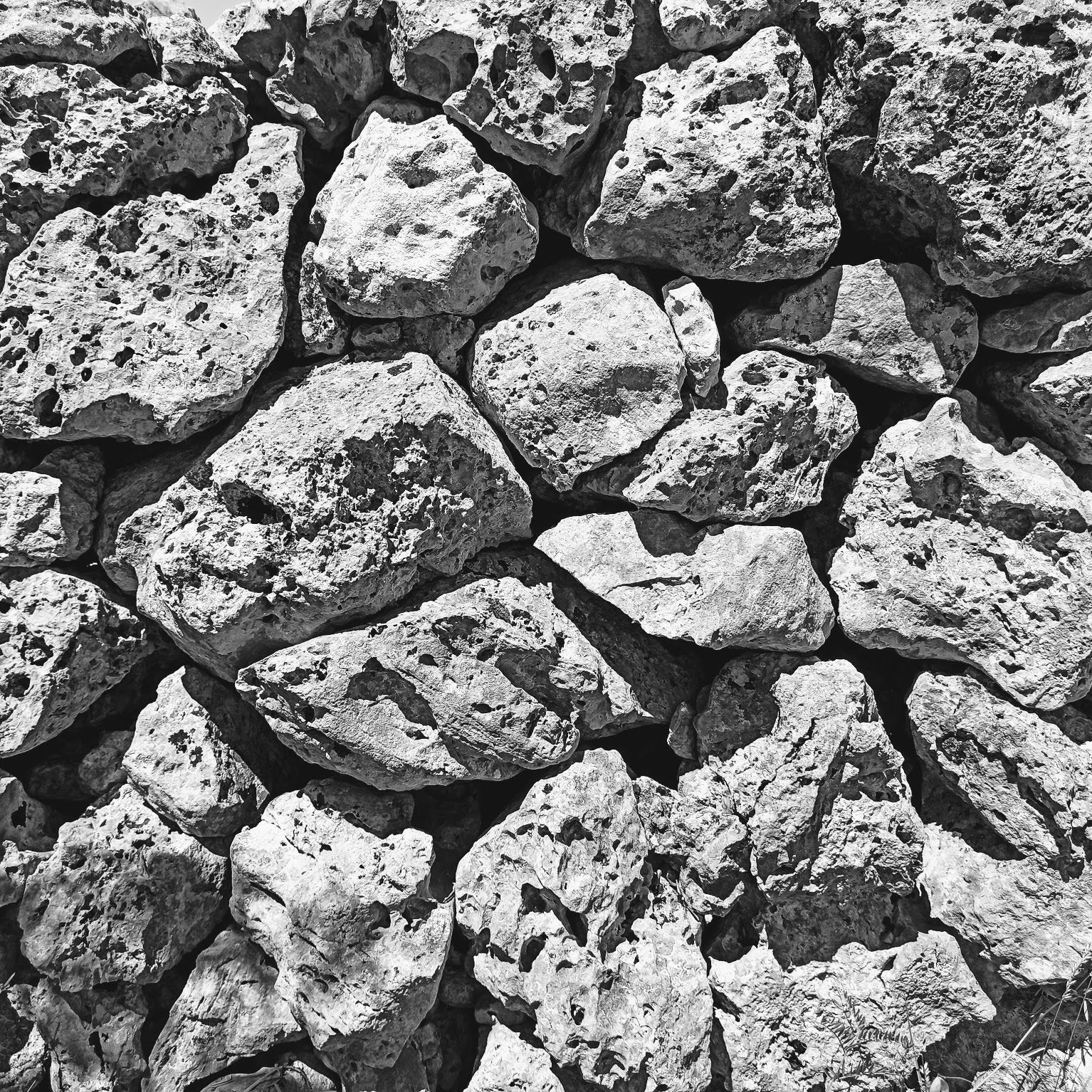 La masseria e i muretti della corte, dall'alto in obliquo